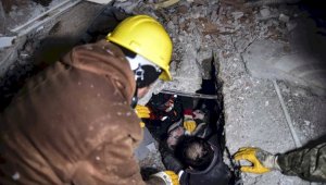 Казахстанские спасатели достали четверых выживших из-под завалов в Турции