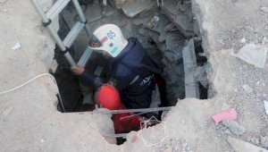Казахстанские спасатели вытащили семерых человек из-под завалов в Турции