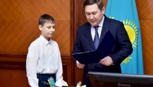 В Шымкенте наградили мальчика, который пожертвовал обед пострадавшим в Турции