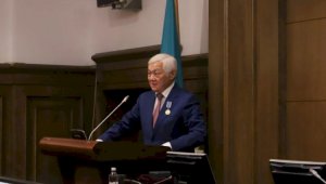 Бердибеку Сапарбаеву вручили медаль «Еңбек ардагері»