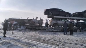 Автовоз и рабочий поезд столкнулись в Актюбинской области