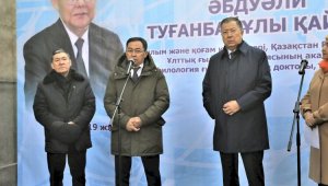 В Алматы открыли мемориальную доску в память об известном языковеде Абдуали Кайдарове