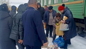 Актюбинцы организовали горячее питание для пассажиров поезда Бишкек – Самара