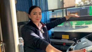 Алматинцы восхищены водителем автобуса Аяулым: Красивая, как актриса. Похожа на стюардессу