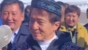 Джеки Чан спел песню на казахском языке