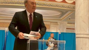 Нурсултан Назарбаев проголосовал на выборах депутатов