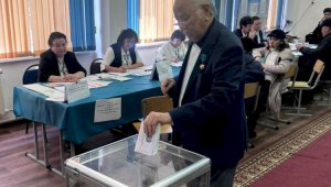Писатель-драматург Дулат Исабеков проголосовал в Алматы