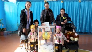 Многодетная семья пришла на избирательный участок №53 в Алматы