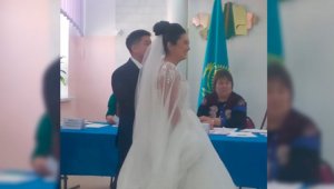 В Алматы молодожены пришли проголосовать на избирательный участок в день своей свадьбы