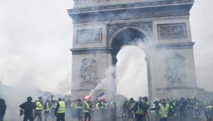 Власти Парижа запретили массовые собрания на площади Согласия и Елисейских полях