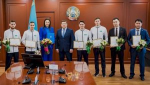 Глава Минкульта вручил казахстанским гимнастам поздравительное письмо от имени Президента