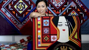 Художник из Кыргызстана  представила уникальные авторские работы в технике эко-курак