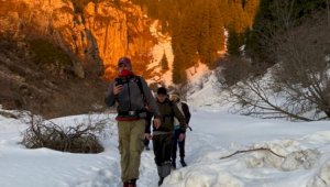 Алматинские спасатели помогли туристам спуститься с пика Букреева