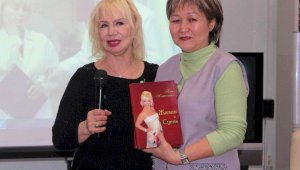 В Нацбиблиотеке заслуженная артистка РК Нина Жмеренецкая представила книгу «Жизнь и сцена»
