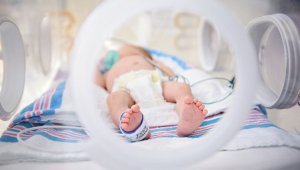 Алматинские врачи месяц боролись за жизнь инфицированного новорожденного