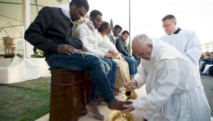 Папа Римский омыл ноги мусульманину