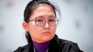 Шахматистка Бибисара Асаубаева ответила на претензию о том, что не живет в Казахстане