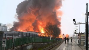 В Гамбурге после крупного пожара на складах образовалось ядовитое облако дыма