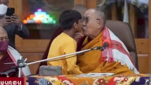 Далай-лама извинился перед мальчиком, которому предложил пососать язык