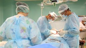 120-сантиметрового паразита вытащили врачи из кишечника пациента