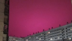 В небе над Украиной заметили странное сияние ярко-розового цвета