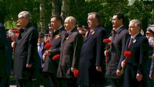 Лидеры стран СНГ возложили венки к могиле Неизвестного солдата в Москве