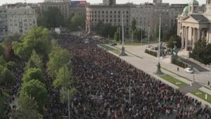 В Белграде на акцию протеста вышли десятки тысяч людей