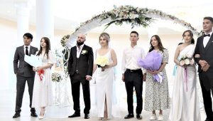 Акимат Алматы поздравил молодоженов, заключивших брак в День семьи