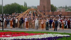 Фестиваль эпосов народов мира в честь юбилеев Чингиза Айтматова и Мухтара Ауэзова проходит в Оше