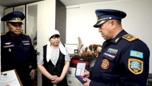 Матери погибшего в Алматы пожарного вручили орден «Айбын»