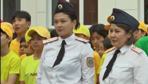 Флешмоб по безопасности дорожного движения провели в Алматы