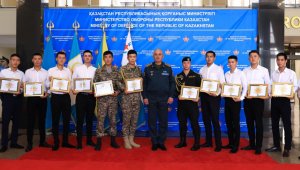 Министр обороны вручил лучшим солдатам сертификаты на бесплатное обучение в вузах