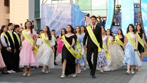 Лучших выпускников Алматы наградили знаками «Алтын белгi»