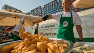 В Алматы установили рекорд страны  по количеству приготовленных баурсаков