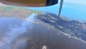 Возгорание камыша тушат с вертолета в Алматинской области