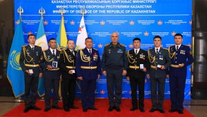 Министр обороны наградил участников тушения пожара в Абайской области
