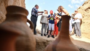 Уникальные исторические артефакты обнаружили на раскопках туркестанские студенты