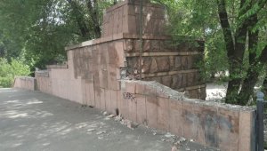 Акимат Алматы: гранитные плиты на мосту по пр. Сейфуллина изымаются для очистки, целые камни будут возвращены