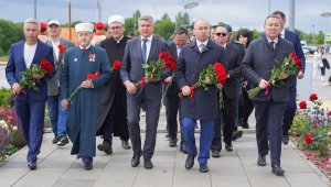 Даурен Абаев посетил мемориал Героям-панфиловцам в Волоколамске