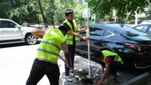 Парковки возвращены в собственность города: в Алматы меняют информационные таблички по платным парковкам