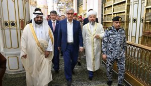 Глава государства посетил мечеть Пророка Мухаммеда в Медине