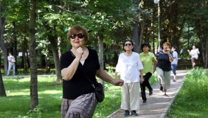 Алматинские пенсионеры на протяжении 10 лет делают в парке Ганди утреннюю гимнастику