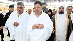 Президент Кыргызстана совершил малый хадж в Мекке