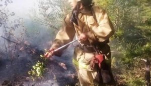 В горах Катон-Карагайского района ВКО продолжают тушить пожар