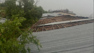 Кровлю многоквартирного жилого дома сорвало ветром в Каскелене