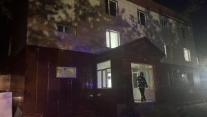 В Астане спасли людей при тушении пожара в общежитии