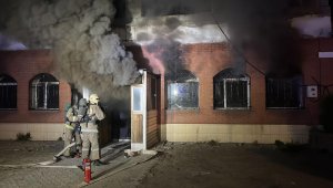 Огнеборцы Семея вынесли из задымленного здания кислородные и газовые баллоны