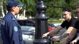 Новый закон об электросамокатах разъясняют алматинские полицейские молодым людям