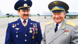 Память легендарного летчика Талгата Бегельдинова почтили в Казахстане