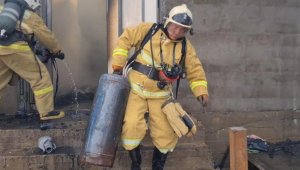 50-литровый газовый баллон вынес из огня пожарный в Шымкенте